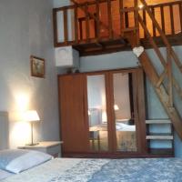 Chambre La Campagnarde : Chambre avec 1 lit de 140 cm et 2 lits d'appoints de 90 cm sur une mezzanine