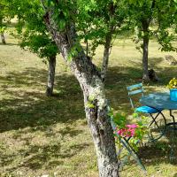 Un coin repas, à l'ombre des pruniers. ll ne reste plus qu'à vous installer...