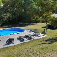 La piscine et la rivière l'Oule qui coule en contrebas