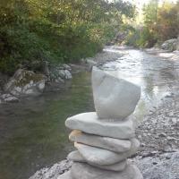 Si vous descendez la rivière, L'Oule vous conduira jusqu'au village et sur son parcours, pourquoi pas, construire de belles sculptures éphémères